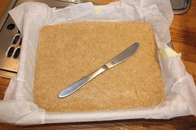 Zubereitung Erdnusskaramellschnitten auf Haferflocken-Nougat