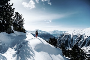 Schneelandschaft mit Mann Berge