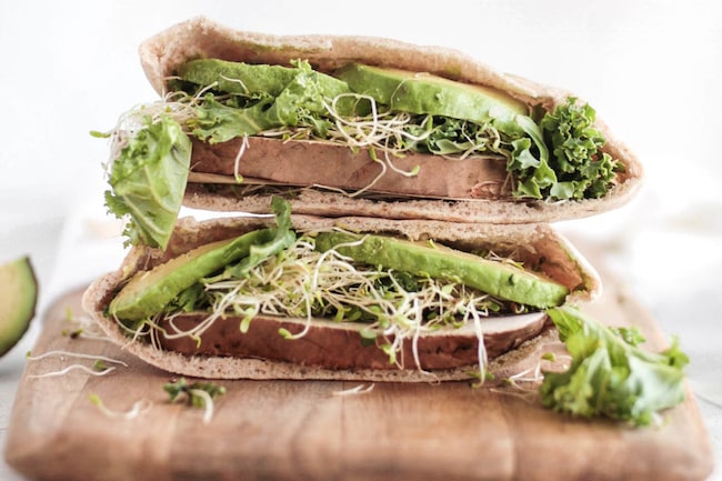 Sandwich mit Avocado und Sprossen