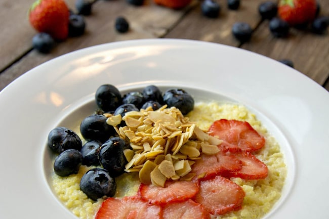 Porridge mit Nüssen und Beeren