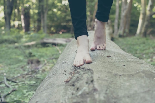 Wald, Frau, nackte Füße, barfuß gehen, Fußanalyse, Grinberg