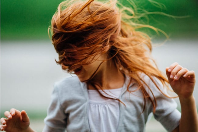 Mädchen schütten mit offenem Haar den Kopf