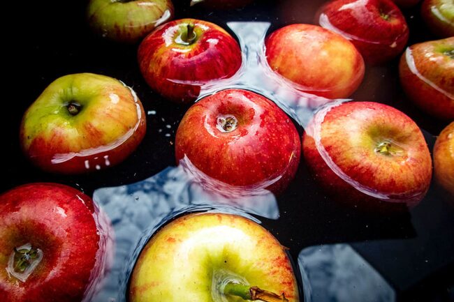 Äpfel im Wasser