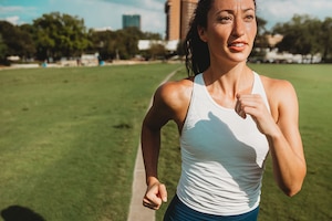 Laufende Frau, Jogging, Frau, Läuferin in Sportkleidung