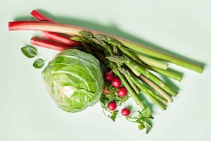 Salat mit Rhabarber und Spargel