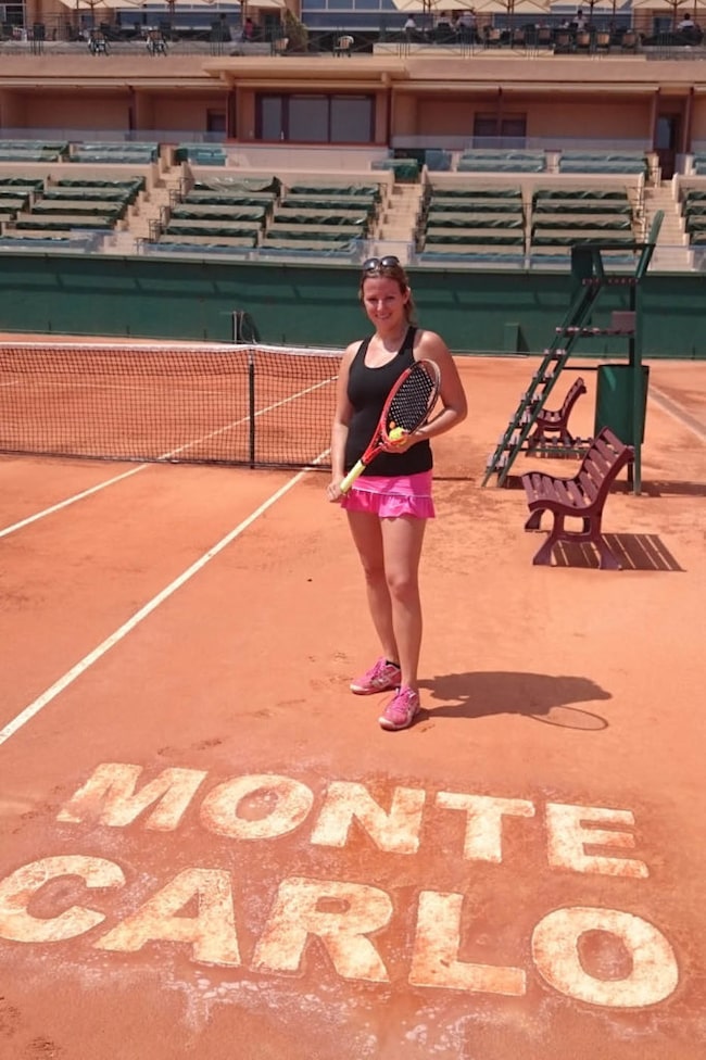 Tennisspielerin auf einem Sandplatz