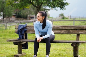 Anna Veith auf Parkbank