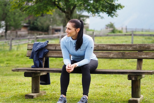 Anna Veith auf Parkbank