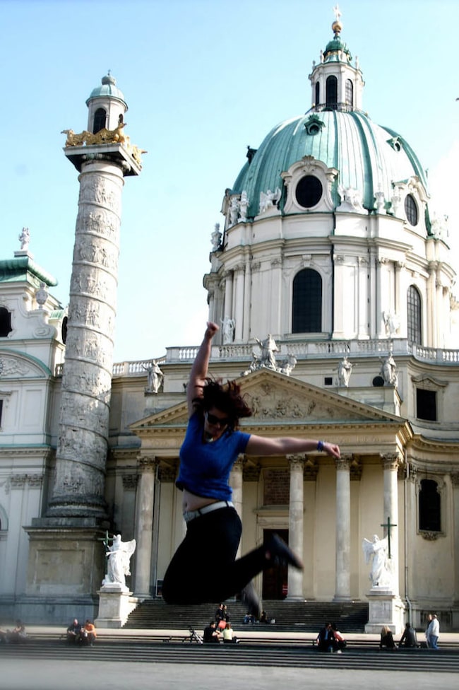 Frau springt, Karlskirche, Aktivitäten in Wien, Sightseeing, Sehenswürdigkeiten