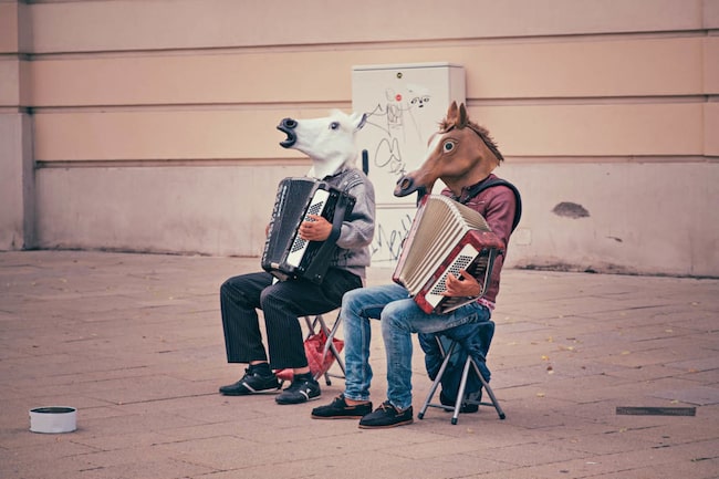 Harmonikaspieler, Straße, Pferdemaske, Wien, Aktivitäten in Wien, Sightseeing, Sehenswürdigkeiten