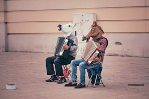 Harmonikaspieler, Straße, Pferdemaske, Wien, Aktivitäten in Wien, Sightseeing, Sehenswürdigkeiten