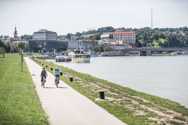 Donauradweg in Linz, Sehenswürdigkeiten in Linz, Radfahrer, Donau, Radweg, Schiff