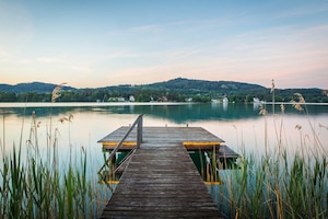 Seeufer mit Steg, Kärnten, Ausflug Klagenfurt, Sommer Wasser, Dämmerung