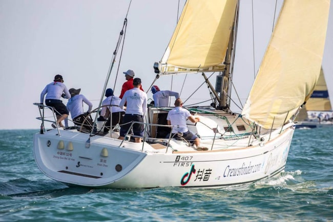 Segelwettkampf Crew auf dem Boot im Meer