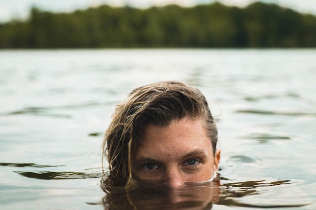 Badesee: Mann taucht bis zur Nase in das Wasser ein, WAsser, Naturbadesee, Sommer, Mann, untertauchen