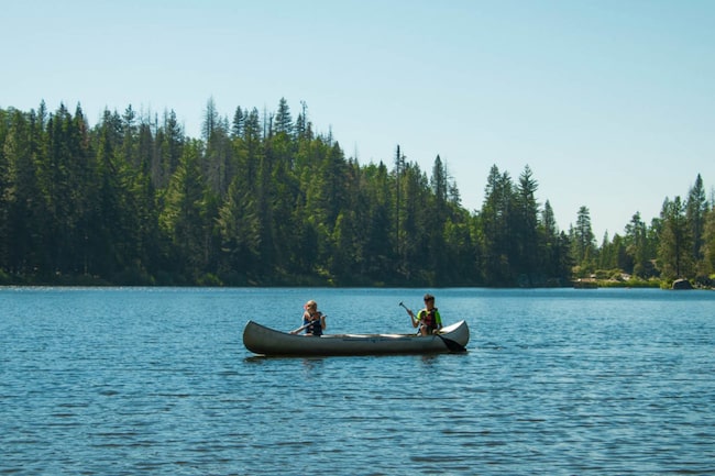 Indianisches Ruderboot auf einem See, Naturbadeseen, Sommer, Wald, Wasser