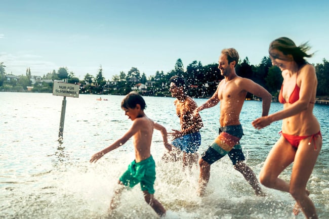 Famiie läuft durch Wasser