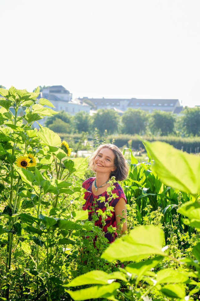 Andrea Vaz König steht in einem grünen Feld