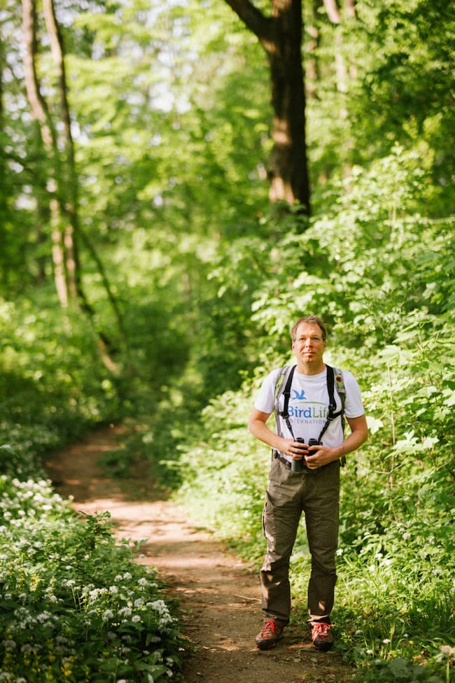 Vogelbeobachter im Wald