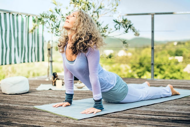 Frau macht Yoga in der Natur