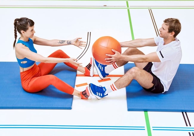 Medizinballübung, Mann und Frau, Training, Matratzen, Turnhalle