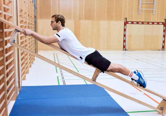 Turngerät, Sprossenwand mit Bank, Mann, Turnhalle, Sportübung