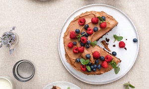 Schokotorte mit Beeren