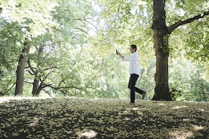 Mensch, Wald, Smartphone, Laubwald, Mann mit Hemd und dunkler Hose