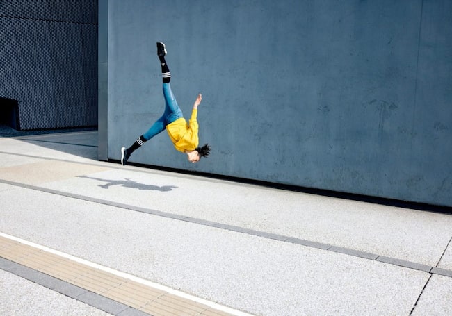 Parkour, Athletin, Frau, Drehung in der Luft ohne Hände