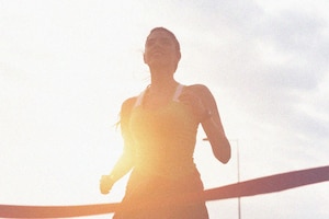 Frau beim Laufen im Gegenlicht, Joggerin, Laufen, Sport, Fitnessfrau