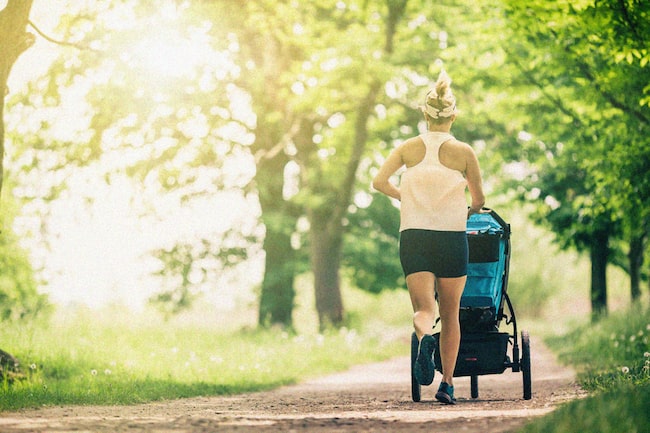 Frau, Kinderwagen, joggen, Wald, Kiesweg