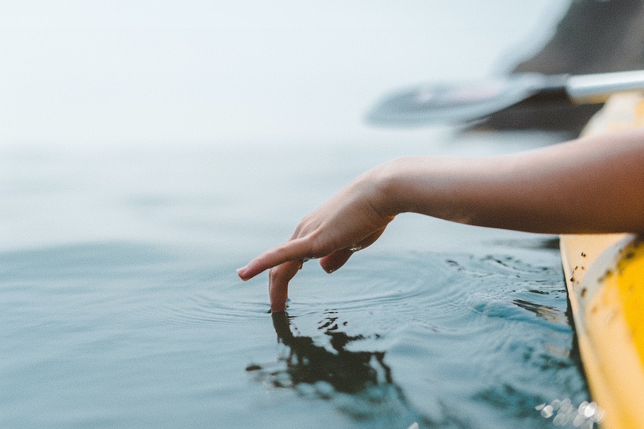 Hand mit Finger im Wasser