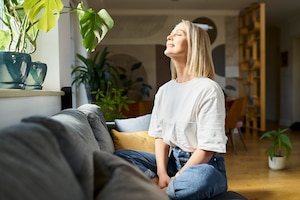 Frau am sofa entspannt