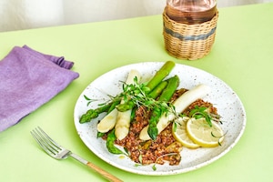 weißer Spargel, grüner Spargel, Quinoa, Ztronenscheiben, Kräuter, Glas, Serviette, Teller, Gabel