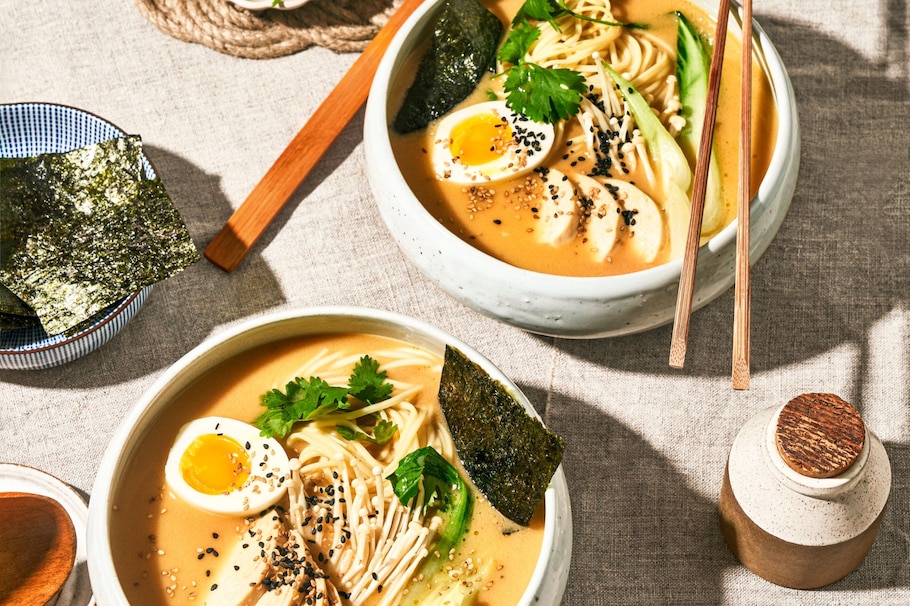 Ramen, Ramen Noodles, japanisch essen, Nudeln, Ei, Norialgen, Koriander, Pak Choi, Suppe, Huhn, Hauptspeise