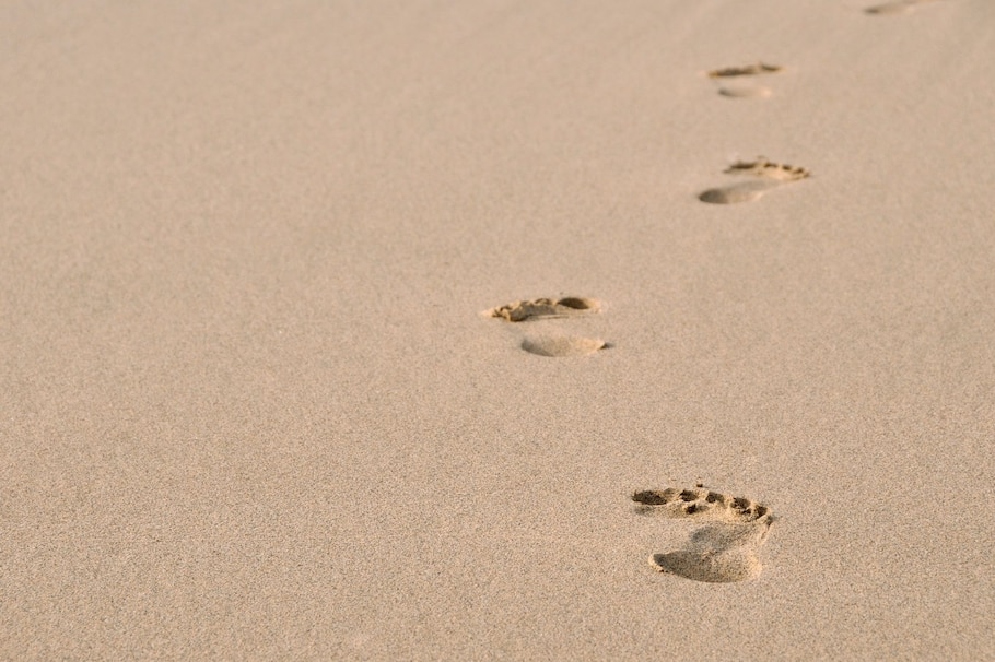 Sand, Spuren im Sand, Fußabdrücke im Sand