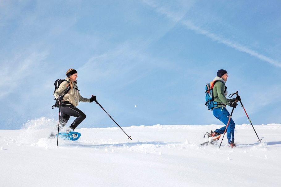 Schneeschuhwandern, Schnee, Mann, Frau, blauer Himmel, Bewegung, carpe diem