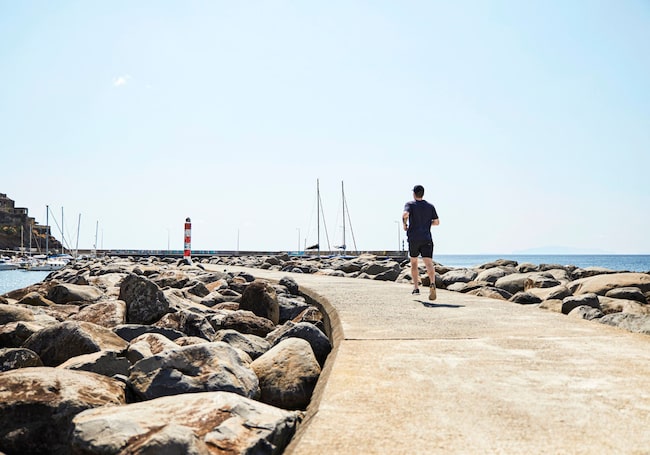 Bewegung, Sport, Urlaub, Meer, Küstenweg, Steinküste, Wasser, Boote, Laufen, Strandspiele