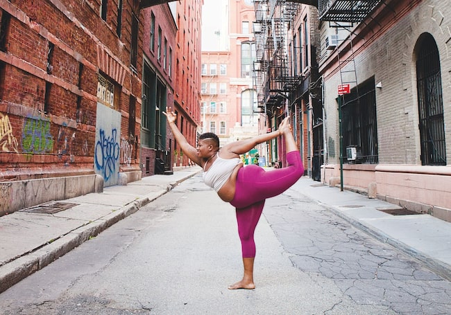 Jessamyn Stanley, Yogalehrerin, Yogapose auf der Straße