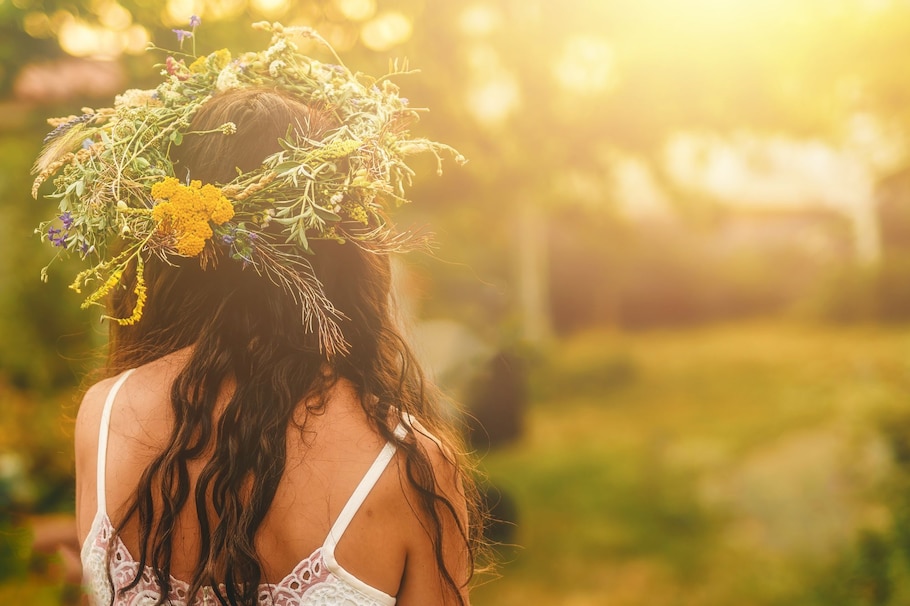 Frau von hinten, Sommer, Wiesenblumenkranz