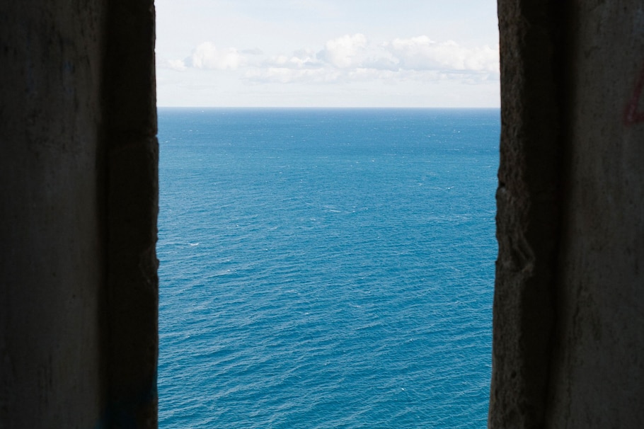 Mauerspalt, Meer, Himmel, big blue