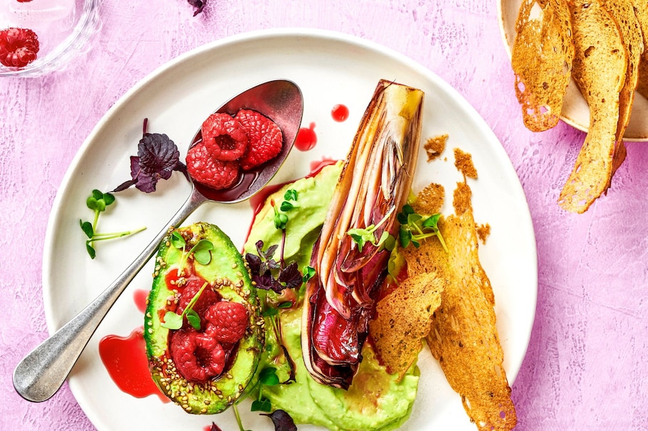 fermentierte HImbeeren, getoastete Brotscheiben, Raddichio, Avocado, Avocado-Püree, Kresse