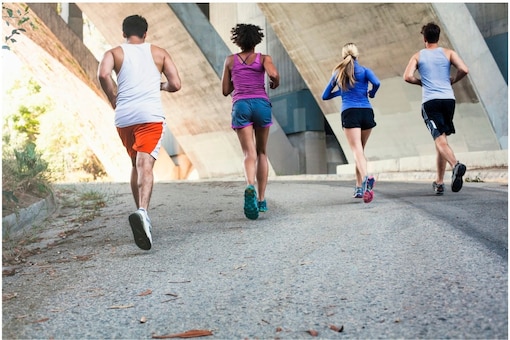 2 Männer, 2 Frauen, joggen, Natur, draußen, Rückansicht