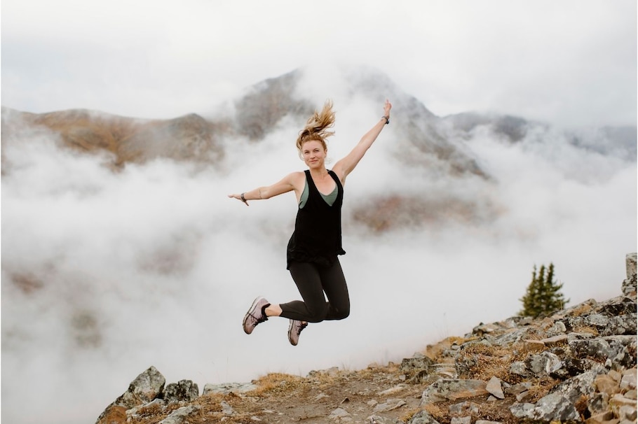 Frau, springt, Natur, Wolken, Berge