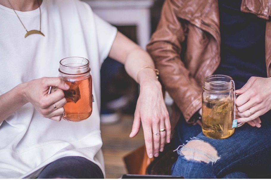 2 Frauen, Tee, Teebeutel, Tee trinken, Hände