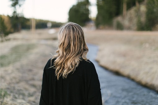 Frau, von hinten, Weg, Natur, auf einem Weg, bereit für einen Neustart