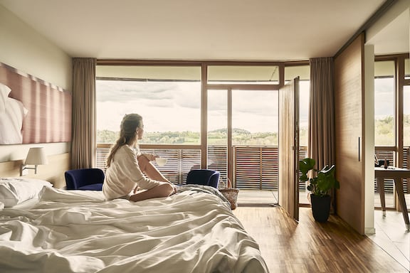 Ruhig und gemütlich zeigen sich die Zimmer der Falkensteiner Hotels & Residences.