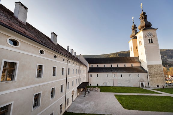 Das historische Ambiente im Kapiteltrakt und Propsthof des Stifts, das das JUFA Hotel beherbergt, schafft einen ganz besonderen Flair und bietet das perfekte Umgebung für Ihren Ayurveda-Aufenthalt.