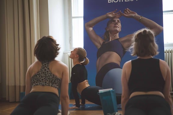 carpe diem yoga event mit anna posch und biotherm