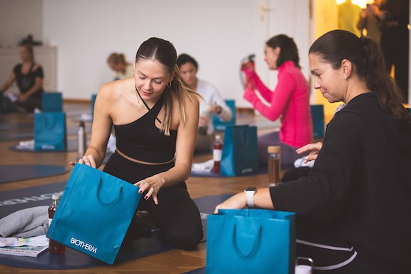 carpe diem yoga event mit anna posch und biotherm goodie bag